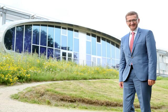 Wirtschafts- und Forschungs-Landesrat Markus Achleitner vor der FH Hagenberg. | Foto: Land OÖ/Stinglmayr