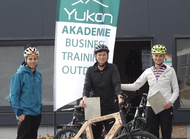 Zertifizierte Radtouren-Guides: Johannes Hörschläger, Jan Vavřička und Ingrid Sonnleitner vor der yukon-Akademie