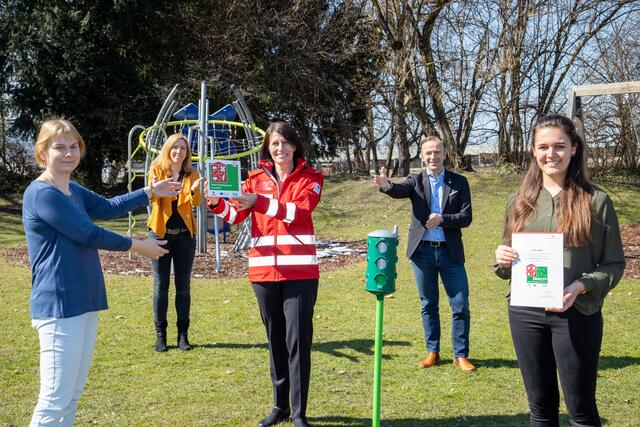 Freude über die Auszeichnung: Cornelia Glück (Gruppenleiterin Löwengruppe), Martina Wiedhölzl (Kindergartenleiterin), Claudia Wurbs (Leiterin Jugendrotkreuz), Bürgermeister-Stellvertreter Bernhard Auinger und Anna Eppenschwandtner (Gruppenleiterin Eulengruppe).
 | Foto: Stadt Salzburg/Camera suspicta/Susi Berger