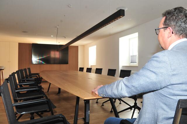 Der neue, moderne Sitzungssaal: Zwei Sitze mehr und modernste Technik! | Foto: Hassl