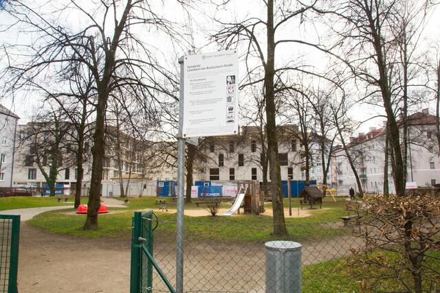 Der Spielplatz mit Spielgeräten in der Leonhard-von-Keutschach-Straße.