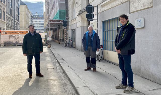 Johannes Pasquali (l.) unterstützt die Forderungen von Anrainer Peter Paul Cargnelli (Mitte) und dessen Sohn nach einer Überprüfung der Baustelle Viktorgasse. | Foto: Barbara Schuster