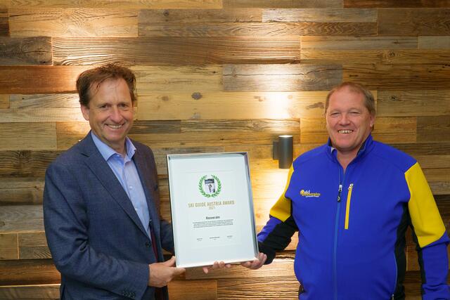 Geschäftsführer Erwin Petz und Betriebsleiter Siegfried Kalsberger nehmen die Urkunde stellvertretend für das gesamte Team der Riesneralm-Bergbahnen in Empfang. | Foto: Riesneralm