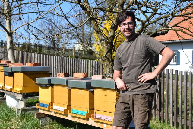 Mario Poglitsch aus Bachsdorf betreut in der Südsteiermark insgesamt 70 Bienenstöcke. Ein wunderbarer Platz befindet sich auch am Dexenberg. | Foto: Waltraud Fischer