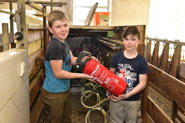 Mit dem Feuerlöscher vor der Melkmaschine | Foto: Wolfgang Spitzbart