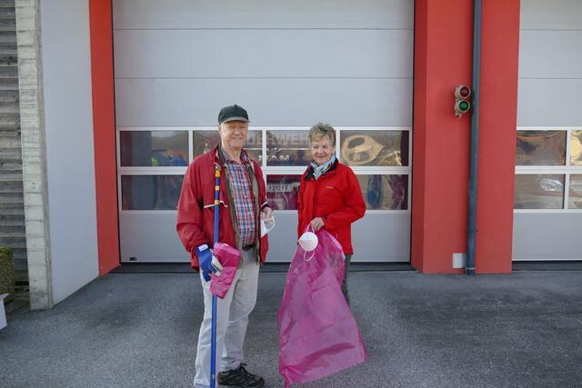 Mit rosa Müllsäcken und Handschuhen ausgestattet ging es zum Müll Sammeln im Gemeindegebiet von Wies. | Foto: KK