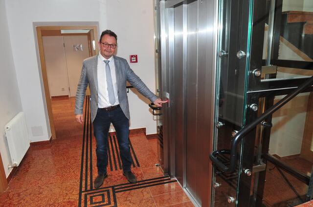 Bgm. Karl-Heinz Prinz vor einem Kernstück des Umbaus: Der neue Lift steht zur Verfügung! | Foto: Hassl