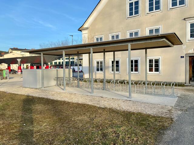 Die neue Bike-&-Ride-Anlange in Freistadt wurde mit verschließbaren Fahrradboxen zu einem optimalen Mobilitätsknotenpunkt gestaltet.