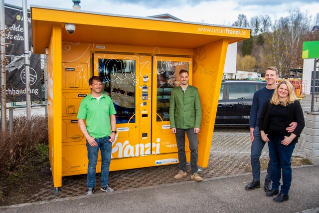 In Gundertshausen und Ostermiething stehen die ersten "Franzis" – betrieben werden die Regionalomaten von Alexander und Christina Tiefnig (re.).  | Foto: Unser Franzi