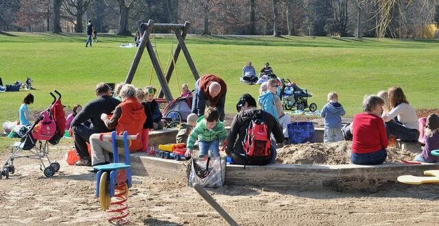 Der Spielplatz Hellbrunn gilt als barrierefrei. Die Spielplätze-Planungsrichtlinien sieht vor, dass Spielplätze generell barrierefrei angelegt werden sollen. In der Praxis bedeutet das eine rollstuhlgerechte und durch einen Wegebelag eindeutig definierte Erreichbarkeit der einzelnen Spielzonen.
