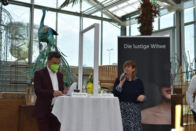 Bgm. Markus Lakounigg und die Künstlerische Leiterin Melanie Wurzer vom Produktionsteam des Theatervereins „Pro Artes Vienna“. | Foto: RMK