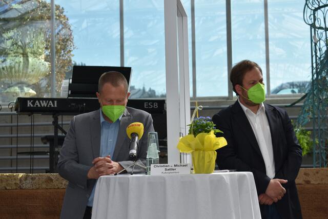 Unter Corona-Sicherheitsmaßnahmen wurde in der Erlebnisgärtnerei Sattler die diesjährige Produktion vorgestellt – am Bild die "Kulturglashaus"-Veranstalter und -Intendanten Christian und Michael Sattler. | Foto: RMK