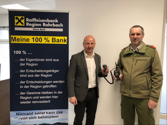 Manfred Radinger (l.), Leiter der Raiffeisen-Bankstelle Anreit, überreichte das Funkgerät an Kommandant Bernhard Neumüller. | Foto: FF Arnreit