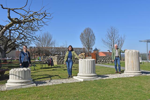 V.l.: Museumsleiterin Ursula Pintz, Gabriele Kleindienst und Bgm. Helmut Leitenberger laden herzlich auf den Frauenberg ein. 