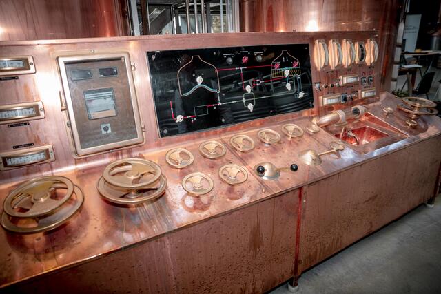 Das Steuerpult war fast 40 Jahre im Einsatz, wurde 1999 außer Dienst genommen und dient heute nur noch als Ausstellungsobjekt.