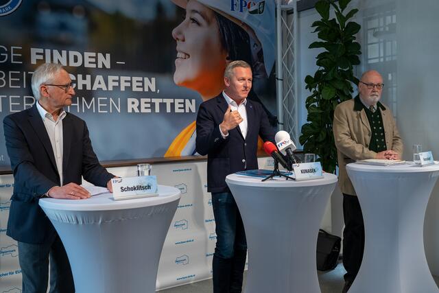 Präsentierten das neue Arbeitsprogramm: FW-Landesobmann Erich Schoklitsch, FPÖ-Landesparteiobmann Mario Kunasek und FA-Fraktionsobmann Harald Korschelt  | Foto: FPÖ Stmk/Wilfling