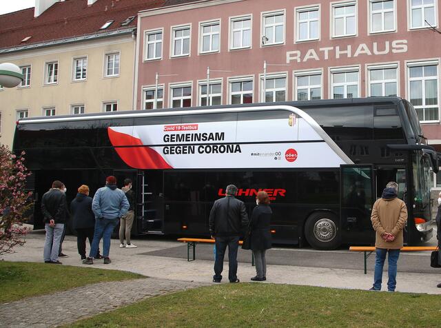 Am vergangenen Wochenende machte der Corona-Testbus in Attnang-Puchheim Station, wo es derzeit die meisten Corona-Fälle gibt. | Foto: Helmut Klein