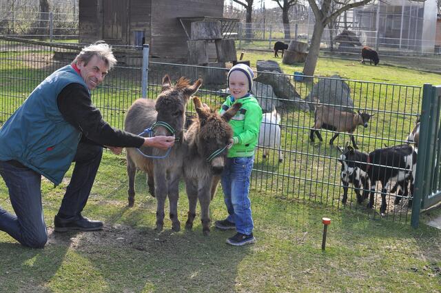 Friedrich Schildberger und Enkel Fabian mit den Miniatureseln Jenny und Sarah. | Foto: RMK