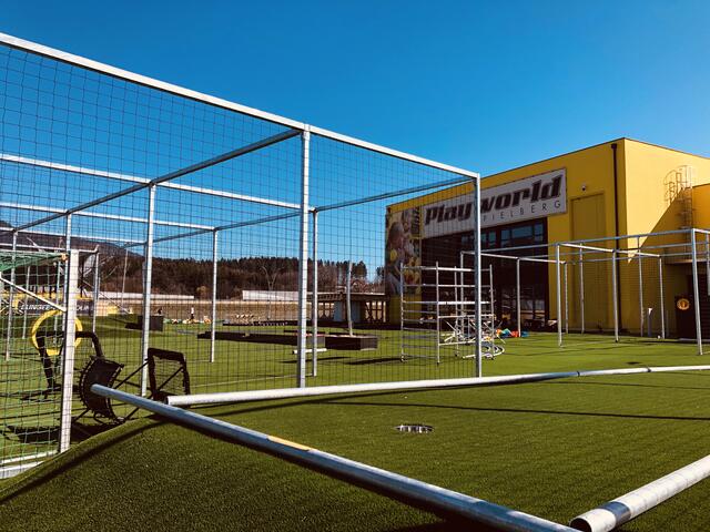 Die Playworld hat eine Außenanlage bekommen.