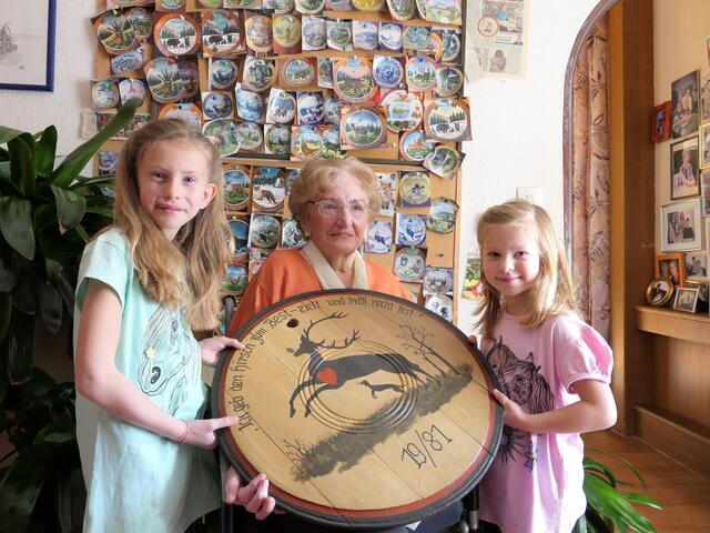 Hermine Fuchs mit ihren Urenkeln Valerie und Rosalie.