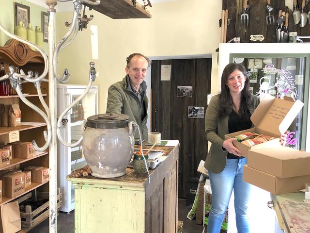 Günter Szing bekommt neue Waren von Winzerin und Landwirtin Hannelore Aschauer | Foto: Doris Necker