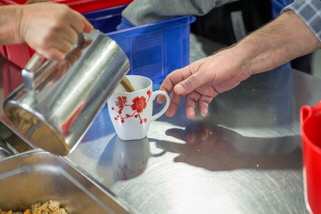 "Wenn man einen Freundeskreis pflegt, geht man mit diesem auch mal auf einen Kaffee. Das ist für viele Menschen, die zu uns kommen, oft sehr schwierig oder gar nicht möglich", erklärt Marienstüberl-Leiter Philipp Friesenbichler. | Foto: Caritas