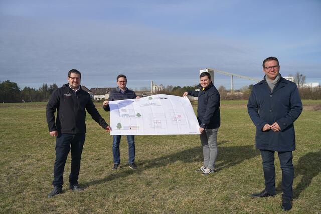 Philipp Steiner, Ortsvorsteher Mag. Manuel Scherscher, Wirtschaftsstadtrat Peter Pfaffeneder, Bürgermeister Christian Haberhauer  | Foto: Stadtgemeinde Amstetten