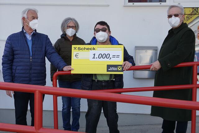 vlnr: Lions Mitglied Hans Skarits, Sabine Haindl (Leiterin der Förderwerkstätte), Klient Christopher Reinprecht, Gerhard Spatzierer (Lions Vorstand) 