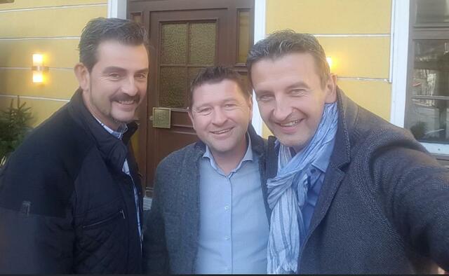 Von links: Die Bürgermeister Manfred Brugger (St. Veit, ÖVP), Hannes Rainer (Goldegg, ÖVP) und Andreas Haitzer (Schwarzach, SPÖ) ziehen auf der Salzburger Sonnenterrasse an einem Strang. | Foto: Rainer