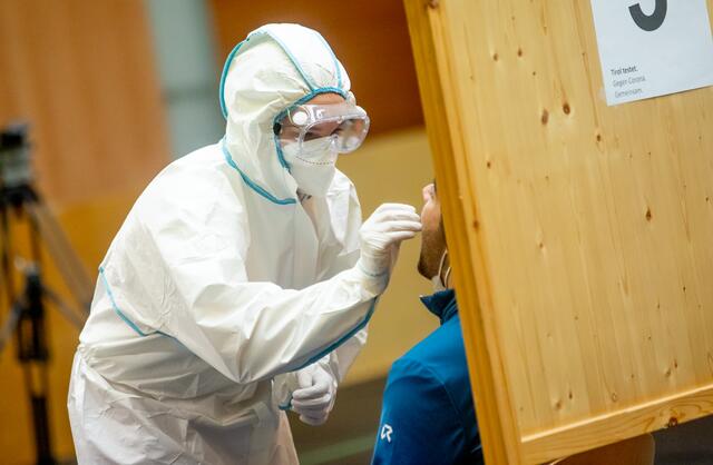 Die Bevölkerung der Gemeinden Assling und Anras ist ab 1. April aufgerufen, sich einem kostenlosen Coronatest zu unterziehen.  | Foto: Symbolbild Brunner Images