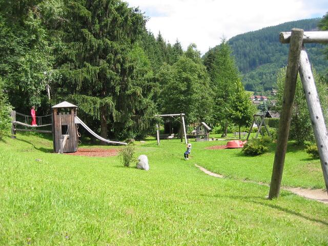 Spiel und Spaß in der Schwarzenbergsiedlung in Ramingstein.