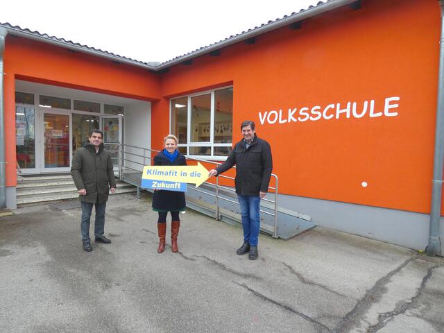 Bürgermeister Hermann Pöschl (re.) mit eNu-Regionsleiterin Regina Engelbrecht und Landtagsabgeordneten Christian Gepp. | Foto: enu