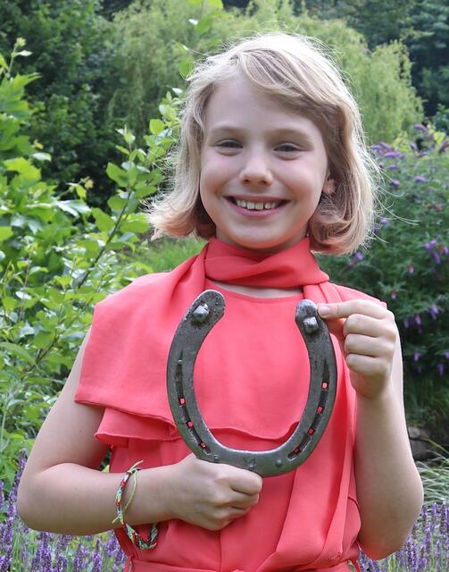 Sophie Ollinger, das jüngste Vereinsmitglied des Reitkultur-Vereins Weiß-Blau-Gold, will die Liebe zur Pferdekultur bei der jüngsten Generation wecken.
 | Foto: Reitkultur-Verein Weiß-Blau-Gold