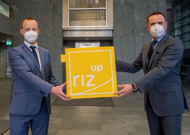 Helmut Stritzinger (brain-tec Austria) und Wirtschaftslandesrat Jochen Danninger mit dem riz-up-Würfel.