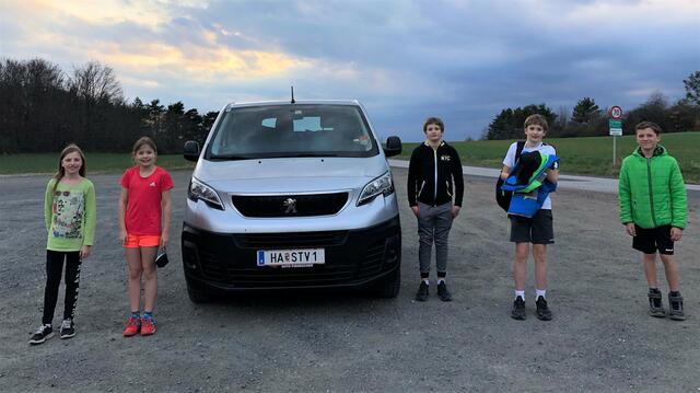 Salzburgs Tennis-Nachwuchs vorm neuen Verbandsbus: Links die St. Johanner Mädels Anna Lena Demmelbauer und Paulina Schwaiger.  | Foto: Salzburger Tennisverband