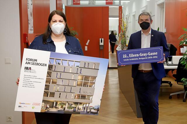 Vizebürgermeisterin Wohnbaustadträtin Kathrin Gaal und IBA_Wien-Leiter Kurt Hofstetter stellten das "Forum Am Seebogen" vor. | Foto: PID/Votava