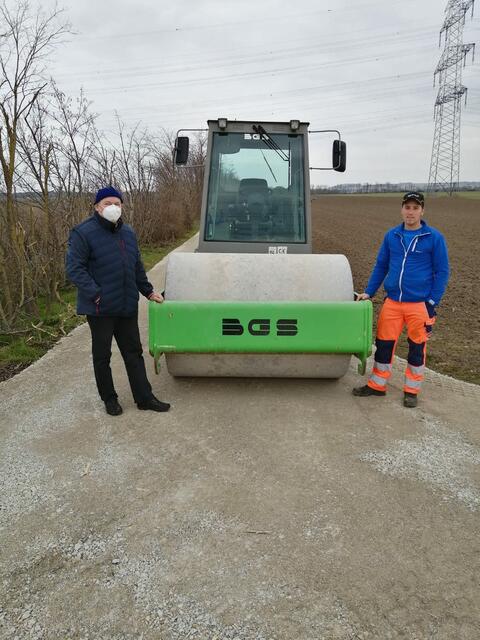 Bürgermeister Johann Laa mit einem Mitarbeiter der Firma Swietelsky | Foto: zvg