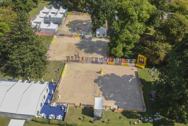 Allenfalls aus der Vogelperspektive kann man beim Beachvolleyball-Turnier in Baden dabei sein. Doch auch das Internet wird live übertragen. | Foto: HSG Events/Mathias HOlzer