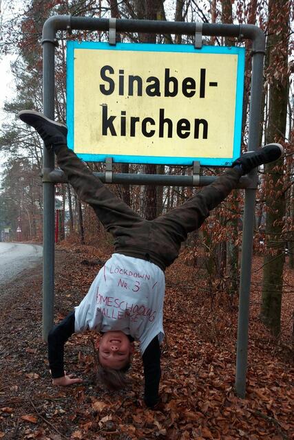 Matteo Purkathofer setzt die Ortstafel sportlich in Szene. | Foto: Purkathofer