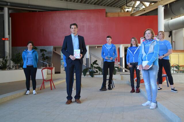 Die Erhalter der Wörgler Wasserwelt, rund um Michael Riedhart und Gabi Hausberger (rechts vorne), starten die Kampagne "Save the Wave".