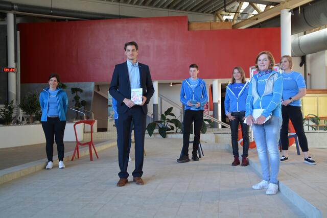 Die Erhalter der Wörgler Wasserwelt, rund um Michael Riedhart und Gabi Hausberger (rechts vorne), starten die Kampagne "Save the Wave". | Foto: Gredler 