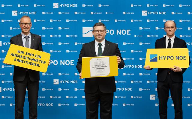 HYPO NOE Vorstand Wolfgang Viehauser, Finanzlandesrat Ludwig Schleritzko und Filialleiter Josef Weiland informieren über die erfolgreiche Grundzertifizierung und den künftigen Auditierungsprozess. | Foto: HYPO NOE / Gorla