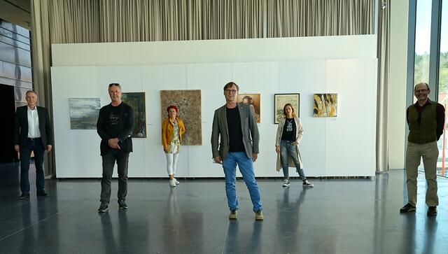 V.l.n.r.:Kunsthausleiter Johann König, Kulturbeauftragter Georg Köhler, Veranstaltungsmanagerin Angela Kahr, Bgm. Erwin Eggenreich, Künstlerin Claudia Perhofer-Pöllabauer (Ausstellung Weberhausgalerie) und 1. VBgm Oswin Donnerer präsentieren die beiden Ausstellungen im Kunsthaus und im Weberhaus. | Foto: Stadt Weiz