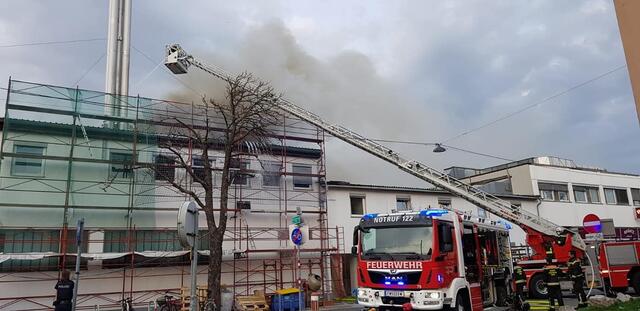Die Filiale des bekannten Fleischhauers in Liesing steht in Flammen. | Foto: Gabi Holnsteiner - Robert Rieger Photography