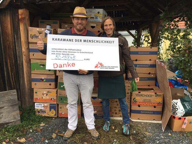 Die "Karawane der Menschlichkeit" unterstütze "Ärzte ohne Grenzen" mit einer Spende. Am Foto: Pascal Violo und seine Frau Karin Steinmaurer (aus Saalfelden). | Foto: Pascal Violo/Karawane der Menschlichkeit