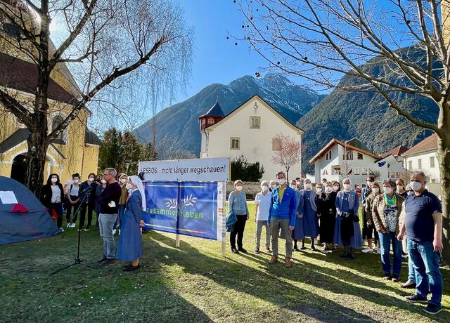 Rudn 50 Leute kamen zur Mahnwache im Park vor der Kirche im Zams.