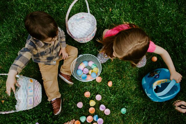 Eine Familie darf eine außenstehende Person zur Osterfeier empfangen.