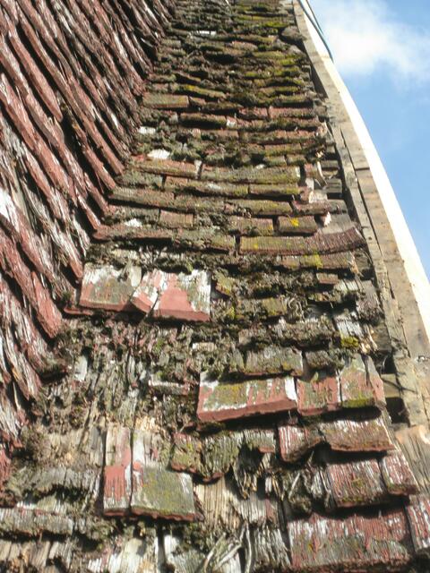 Die Holzschindeln am Kirchturm sind teilweise in einem schlechten Zustand. Die letzte Sanierung des Kirchendachs fand 1963-1965 statt.  | Foto: Bruno Tauderer