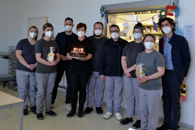 Das Küchenteam von Joker mit Einrichtungsleiter Thorsten Hoffmann (3. von li.), Marianne Helletsgruber (4. von li., Köchin und Behindertenfachbetreuerin) und Hermann Greinecker (ganz rechts, Joker Bereichsleiter Ausbildung II). | Foto: OÖZIV