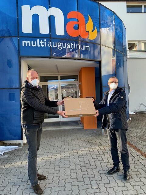 Bei der Laptop-Übergabe: Florian Laad (2. Vize-Präsident Lions Club Lungau) und Direktor Hofrat Klaus Johann Mittendorfer vom "multiaugustinum". | Foto: Privat 